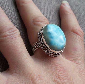 Zilveren ring met ovale Larimar gezet in bewerkte setting 18.5 m